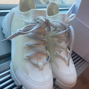 DIOR D-connect sneakers size 35 (6) NWOT comes with box.